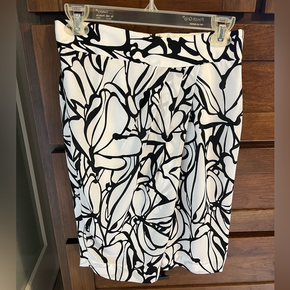 Banana Republic mid-length skirt. Seize 2, New with tags